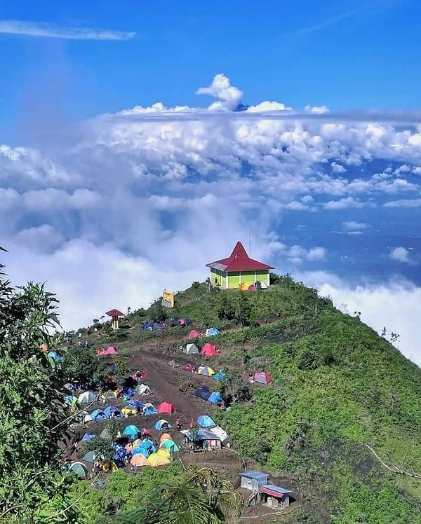 Gunung Andong Magelang Manjakan Mata Dengan Golden Sunrise | Sewa Mobil ...